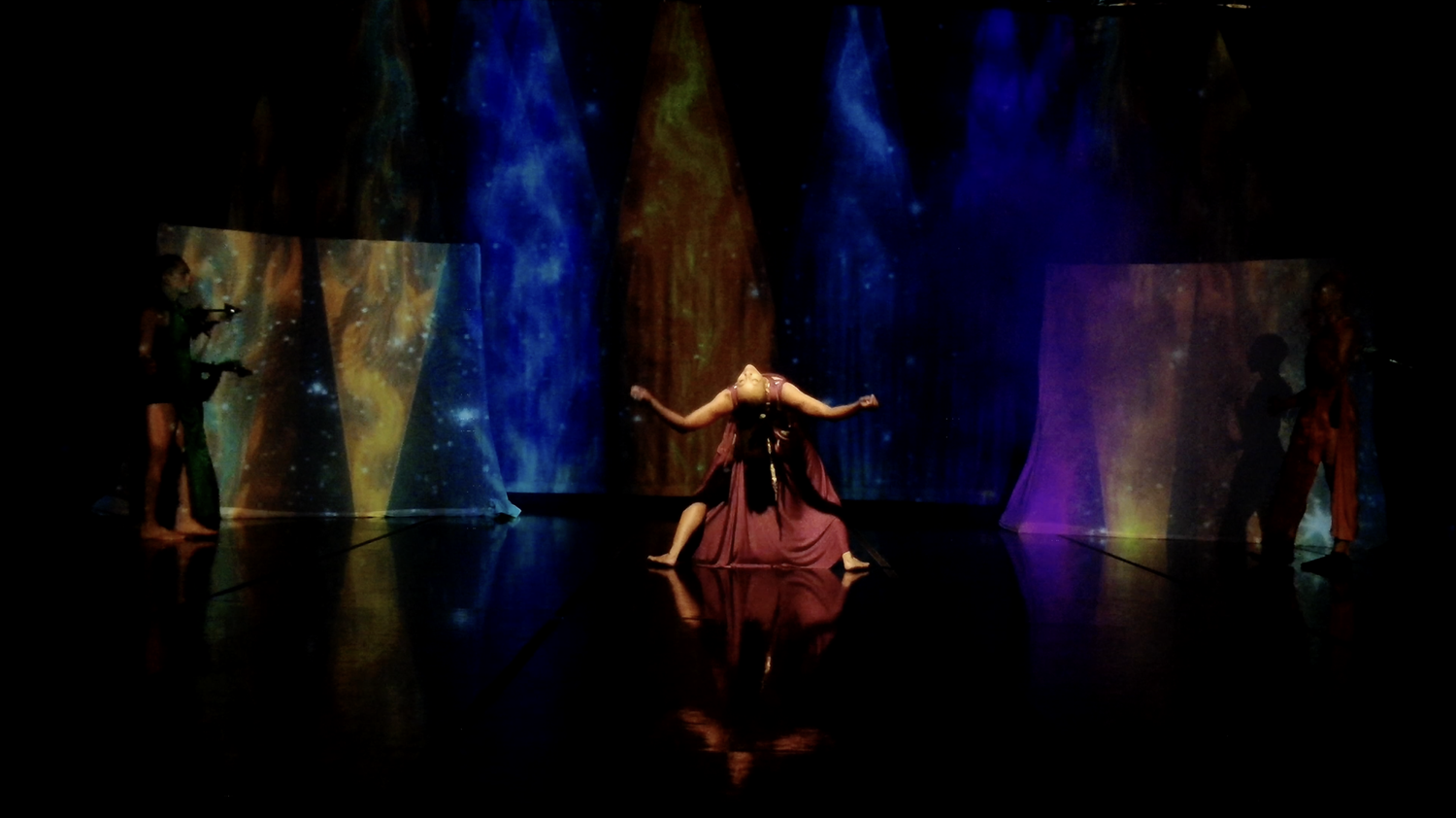 Solo performer inside the Vínculo Nahual projection environment